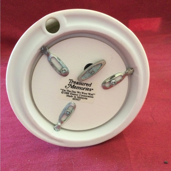 Bride & Groom Musical Figurine - Picture 6 of 7